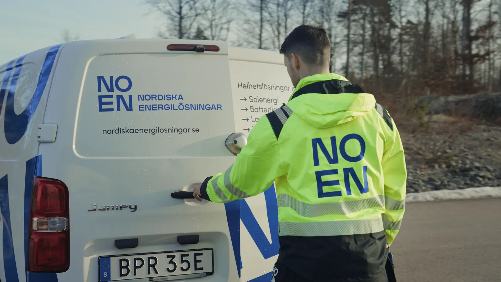 NOEN servicetekniker vid servicebil